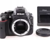 Cyfrowa lustrzanka Nikon D5300 z ładowarką i dekielkiem. Gotowa do uchwycenia Twoich najlepszych wspomnień.
