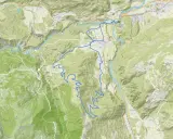 Mapa szlaku rowerowego w górach, pokazująca dolinę rzeki i strome zbocza. Gdzie są Alpy? Tutaj, wśród zielonych wzgórz i skalistych szczytów.