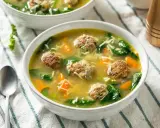 Aromaticzna zupa klopsowa babci z klopsikami, szpinakiem i marchewką. Pyszne danie, które rozgrzewa serce.