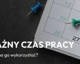 Równoważny czas pracy a praca w sobotę i niedzielę. Kolorowe pinezki zaznaczają dni na kalendarzu, symbolizując planowanie i organizację pracy.