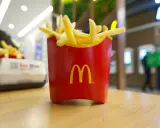 Ile kosztują duże frytki w McDonald's? Cena i jak oszczędzić!