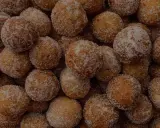 Un mucchio di dolci tipici di Tropea, palline fritte e cosparse di zucchero, invitano ad un assaggio goloso.