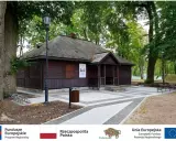 Drewniany budynek, dawna śluza, dziś stanowi muzeum kanału augustowskiego. Otoczony zielenią, zaprasza do zwiedzania.