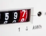 Liczniki energii elektrycznej pokazują zużycie prądu. Ten licznik pokazuje 8597 kWh, co jest odczytem dla dostawcy energii elektrycznej.