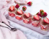 Délicieux tiramisu fraise, léger et aérien, préparé avec 500g de mascarpone. Parfait pour un dessert fruité.