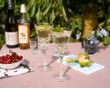 Proste drinki z prosecco: Przepisy na domowe koktajle. Zaskocz gości!