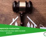 Młotek sędziowski symbolizuje separację małżeńską, dzieląc rodzinę i dom.