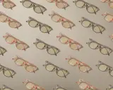 Różowe i szare okulary w kratkę, z soczewkami fotochromowymi. Zastanawiasz się nad fotochromy zalety i wady?