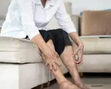 Gambe anziani con pelle secca e macchie, che indicano il passare del tempo e la necessità di cure.