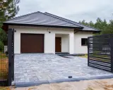Nowy dom z podjazdem i bramą. Chcesz wiedzieć, jak liczyć kubaturę budynku? Ten projekt to dobry przykład.