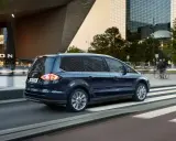 Ford Galaxy azul en movimiento, ideal para familias. Conoce sus medidas y espacio interior.