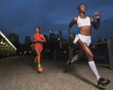 Due atlete si allenano di notte, pronte a correre tutti i giorni. La città fa da sfondo al loro impegno.