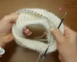 Rozciągnięty dekolt w swetrze? Napraw go sam! Skuteczne triki DIY