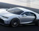 Ein silberner Bugatti Chiron Super Sport rast auf einer Straße.