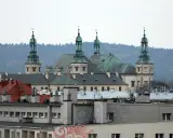 Klasztor na Świętym Krzyżu, jedna z głównych atrakcji Gór Świętokrzyskich, góruje nad miastem.