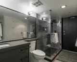 Baño moderno con mampara de ducha de cristal, inodoro, lavabo y puerta negra. Varios tipos de mamparas de ducha se ven en la imagen.