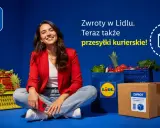 Kobieta z zakupami i paczką zwrotną. Lidl Plus ułatwia zwroty online, także przesyłki kurierskie.