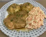 Pyszna pierś z kurczaka w sosie własnym, podana z purée ziemniaczanym i surówką z marchewki i kapusty.