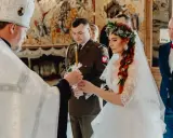 Ceremonia ślubna w cerkwi. Czy kościół katolicki uznaje ślub prawosławny? Panna młoda w wianku, pan młody w mundurze.