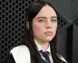 Billie Eilish, med sin karakteristiska stil, ser ut att vara i sin tidiga 20-årsålder.