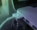 Ładowarka podłączona do laptopa. Zastanawiasz się, ile prądu zużywa komputer?
