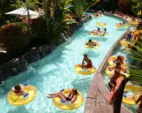 Un río lento lleno de gente en flotadores amarillos, perfecto para disfrutar de Tenerife con niños.