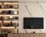 Eleganckie dekoracje z kamieni w domu, subtelnie podkreślone oświetleniem półek.