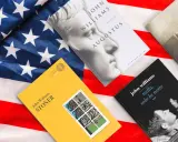 Libri di John Williams, scrittore americano, su una bandiera a stelle e strisce: "Stoner", "Augustus", "Butcher's Crossing" e "Nulla, solo la notte".