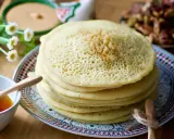 Pile de crêpes mille trou, parfaites pour une recette gourmande. Un délice à déguster avec du miel.