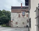Kamienna ściana z ceglanymi elementami, być może najstarszy dom w Polsce, przy ulicy Św. Krzyża.