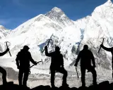 Pięciu alpinistów z czekanami na tle majestatycznego Mount Everestu. Ile osób weszło na Mount Everest? To pytanie zadaje sobie wielu, ale ta grupa już tam dotarła.