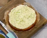 En saftig morotskaka med krämig frosting och limezest, redo att avnjutas. Ett perfekt morotskaka recept för alla tillfällen.