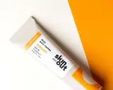 Tube de soin "EVEN OUT" de Skin and Out, contenant de la vitamine C, idéal pour lutter contre l'acné et les taches.