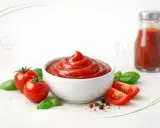 Miseczka pełna ketchupu, pomidory, bazylia i przyprawy. Czy ketchup jest zdrowy? Zależy od składu!