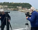 Due fotografi, uno con una Hasselblad, catturano la bellezza del paesaggio. Forse sono il fotografo dei vip in cerca di uno scatto esclusivo.