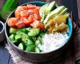 Frische Sushi Bowls mit Lachs, Avocado, Gurke und Reis. Ein Genuss für Augen und Gaumen!