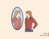 Donna con corona riflessa nello specchio, un'immagine che illustra che significa essere narcisista.