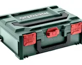 Zielona skrzynka narzędziowa Metabo z czerwonymi zatrzaskami. Metabo to znana firma produkująca elektronarzędzia.