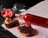Dwa kawałki czekoladowego ciasta, granat i butelka czerwonego wina. Zastanawiasz się, jaki alkohol do tiramisu? Może to wino?