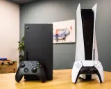 PS5 czy Xbox Series X: Która konsola jest dla CIEBIE w 2026?