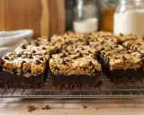 Une rangée de délicieux brookies, parfaits pour une recette facile. Le brownie chocolaté rencontre la pâte à cookie, le tout garni de pépites de chocolat.
