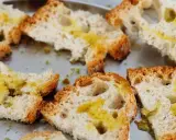 Fettunta cos'è? Fette di pane tostato condite con olio d'oliva, un classico antipasto toscano.