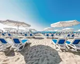Plaża w Voya Beach Resort Bułgaria, rzędy leżaków i parasoli czekają na gości.