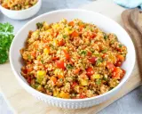 Bunter Bulgursalat mit Paprika und Kräutern. Eine gesunde und leckere Mahlzeit, die zeigt, dass ist Bulgursalat gesund ist.