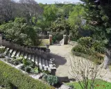 Steintreppen und üppige Vegetation in einem botanischen Garten mit Blick auf Lissabon.