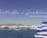 Båtluffa i Grekland: en idyllisk hamn med vita hus, båtar och en grekisk flagga i förgrunden. Den perfekta semestern väntar!