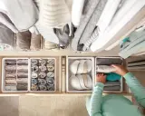 Organización de ropa interior y calcetines con el método Marie Kondo. Cajones ordenados con prendas dobladas verticalmente.
