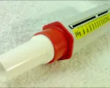 Nahaufnahme eines Peak-Flow-Meters mit Skala und rotem Mundstück.