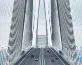 El puente Sutong, con sus imponentes pilares y cables, guía el tráfico a través de un paisaje urbano.