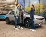 Para sprawdzająca hyundai serwis cennik odbiera kluczyki od pracownicy serwisu.